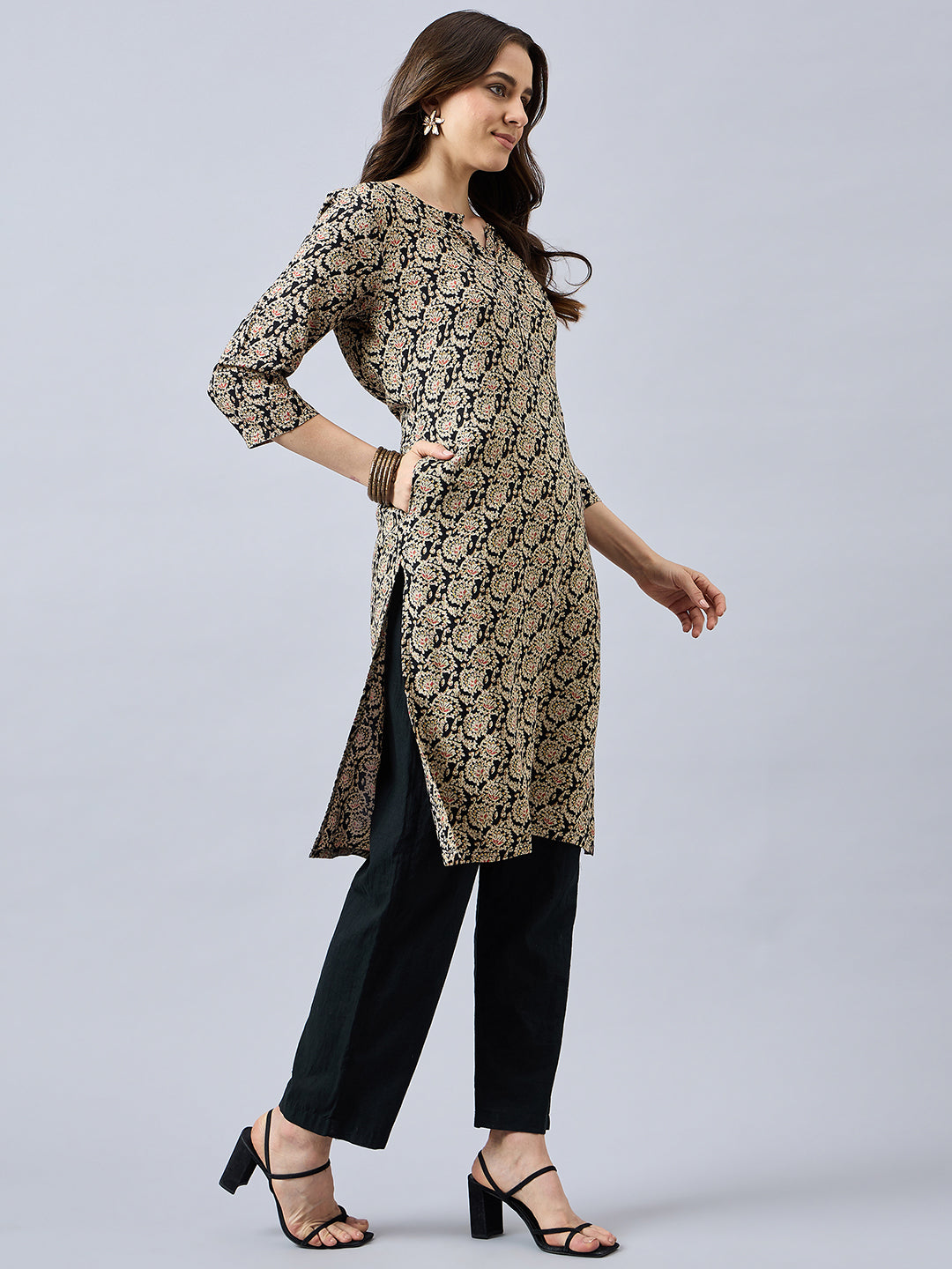 Women Floral Printed Round Neck Straight Kurta