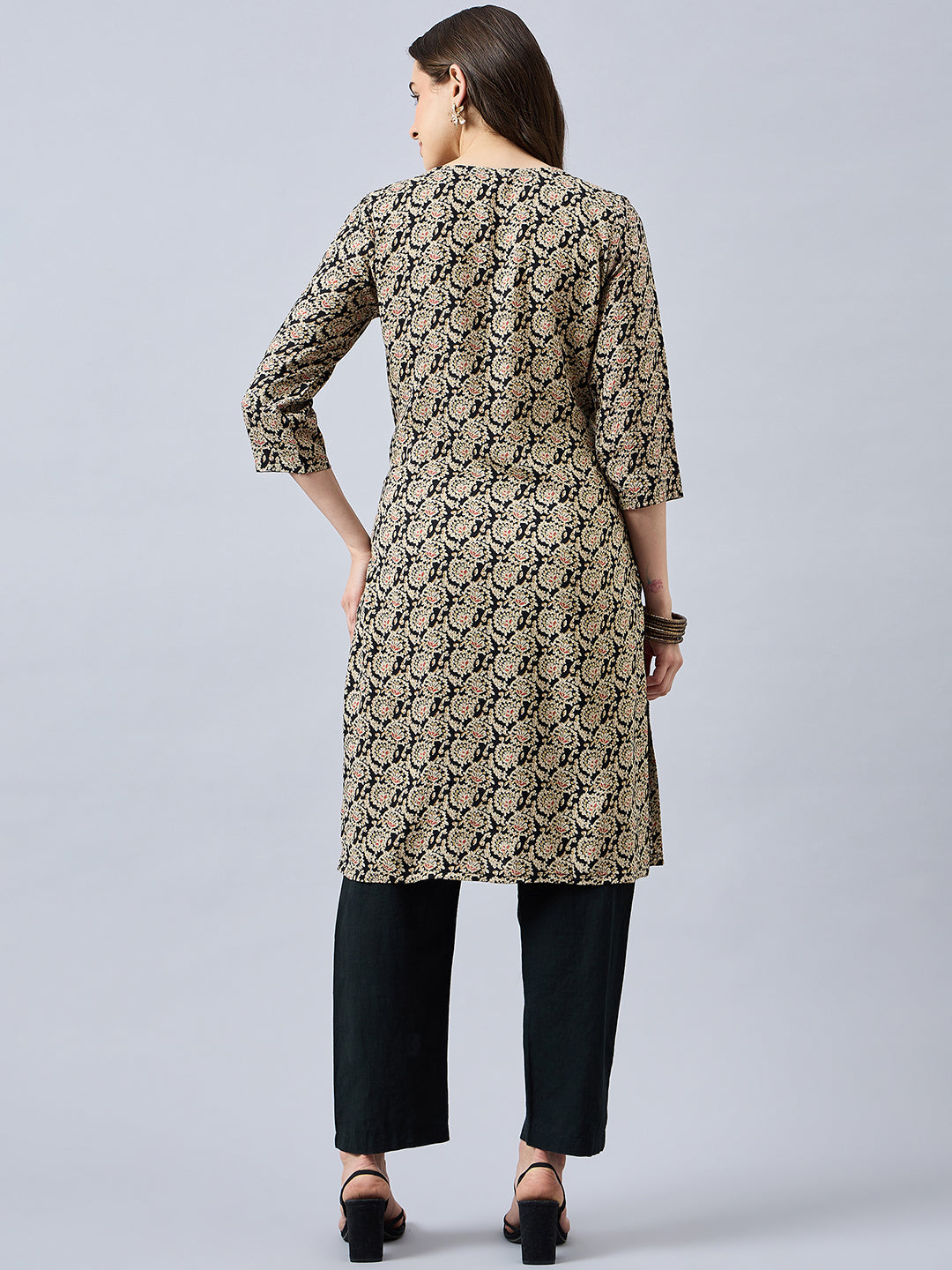 Women Floral Printed Round Neck Straight Kurta
