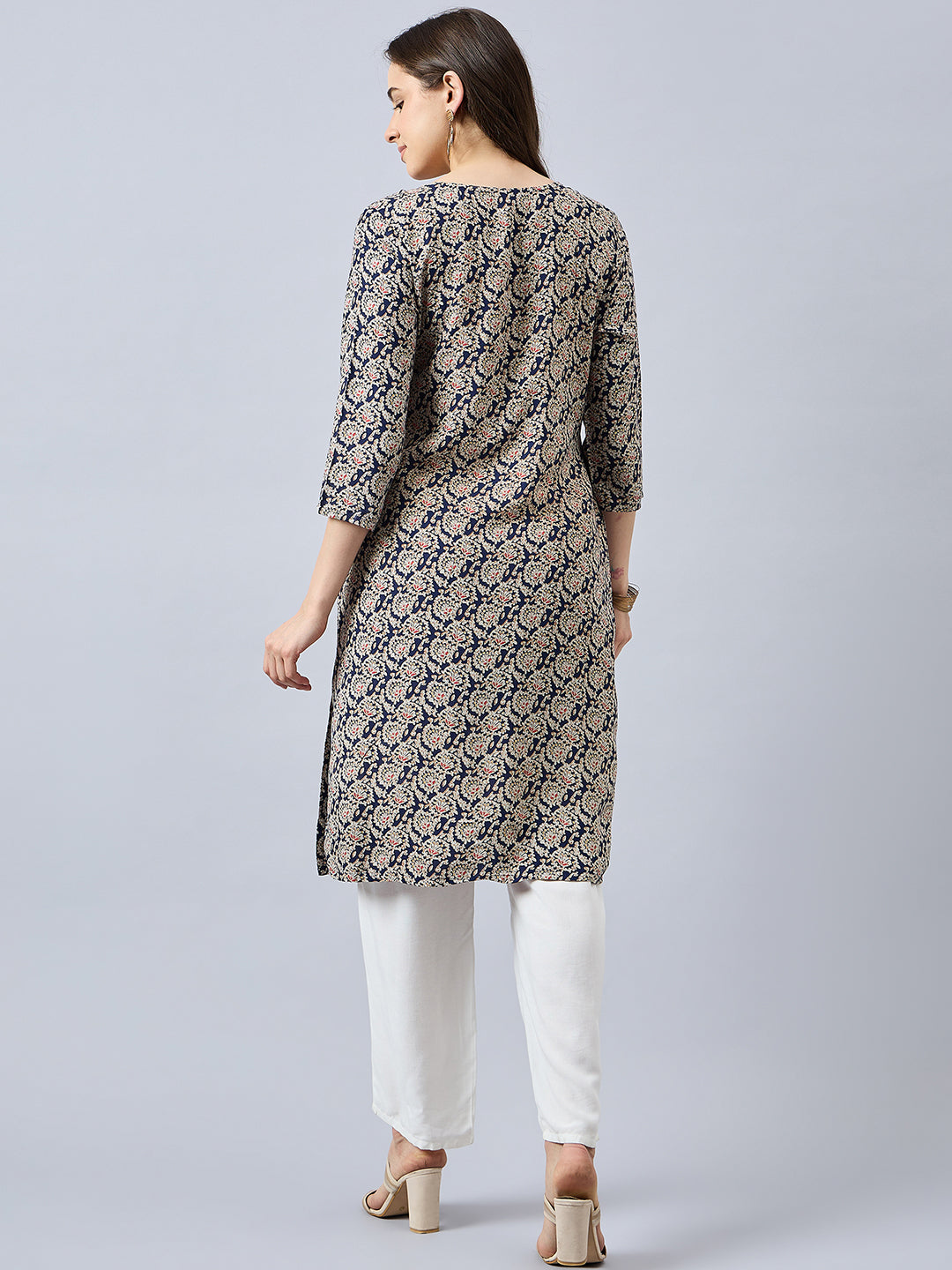 Women Floral Printed Round Neck Straight Kurta