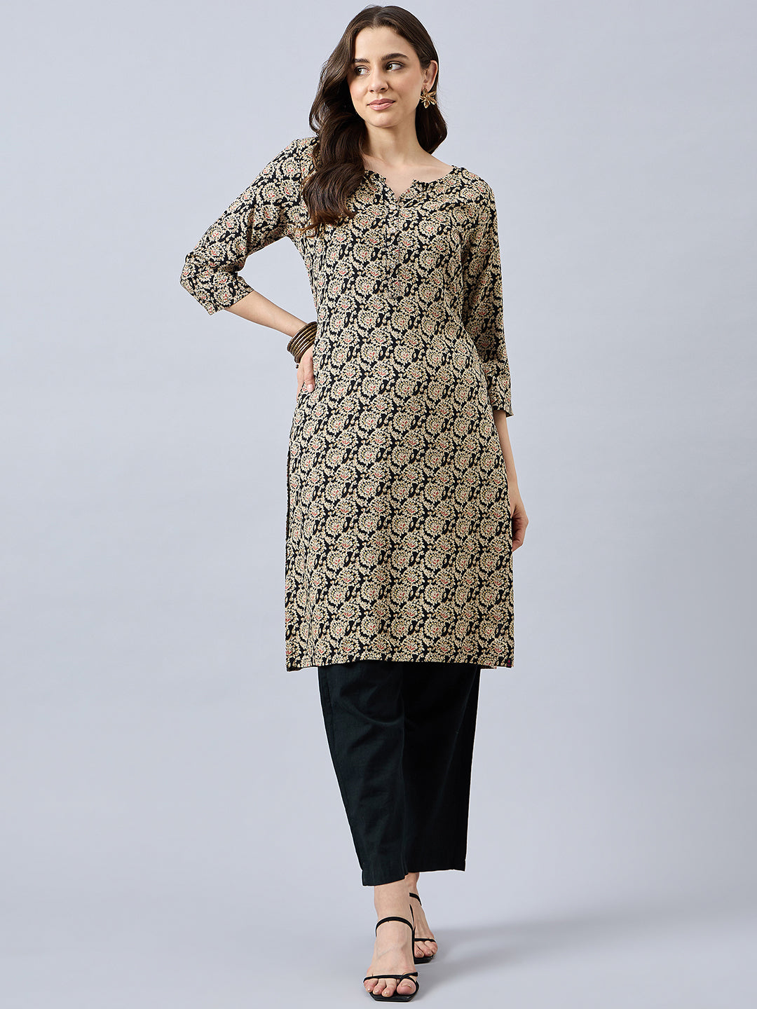 Women Floral Printed Round Neck Straight Kurta