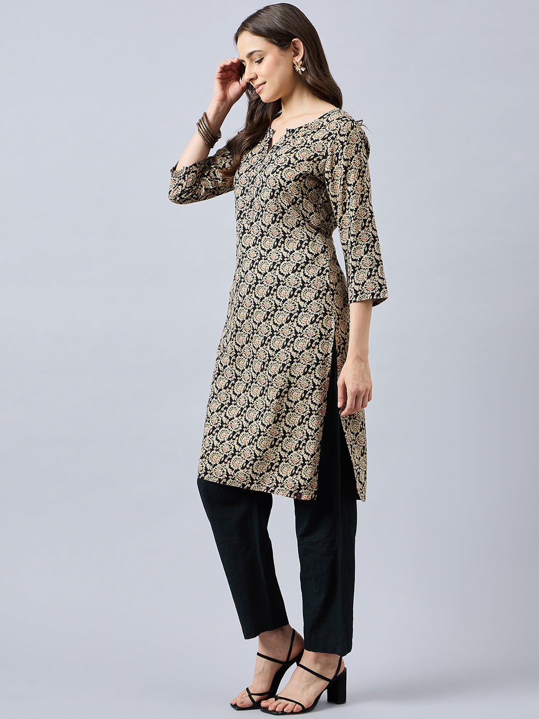 Women Floral Printed Round Neck Straight Kurta
