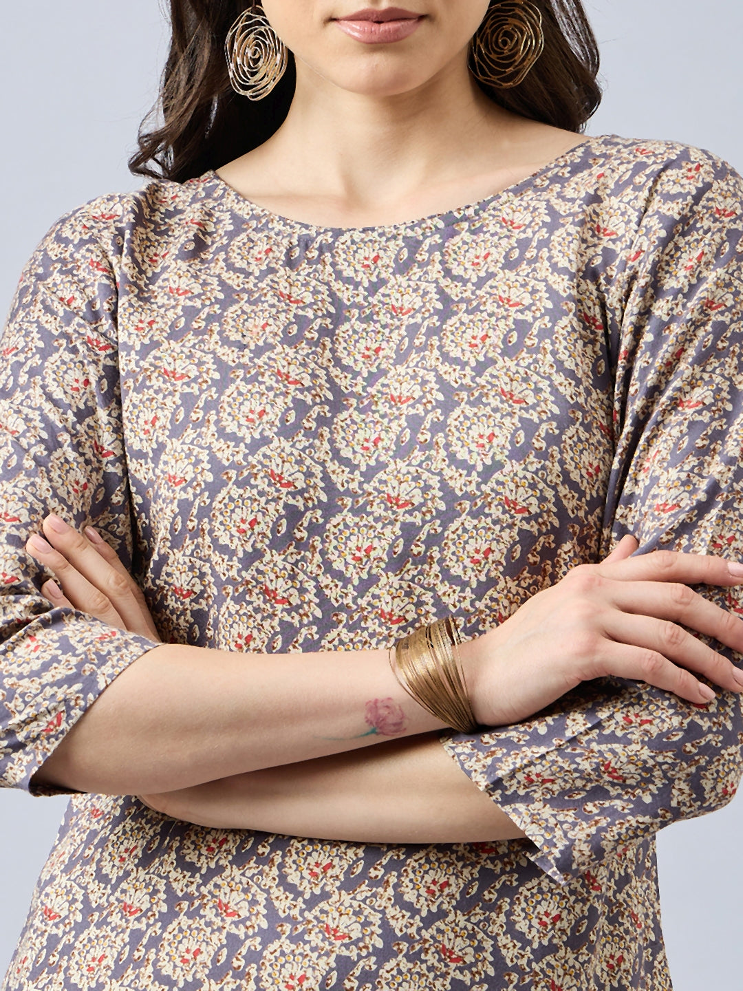 Women Floral Printed Round Neck Straight Kurta