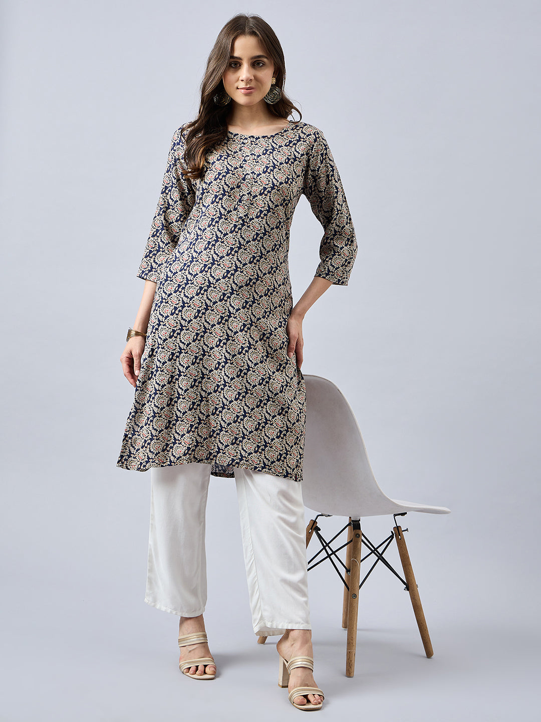 Women Floral Printed Round Neck Straight Kurta