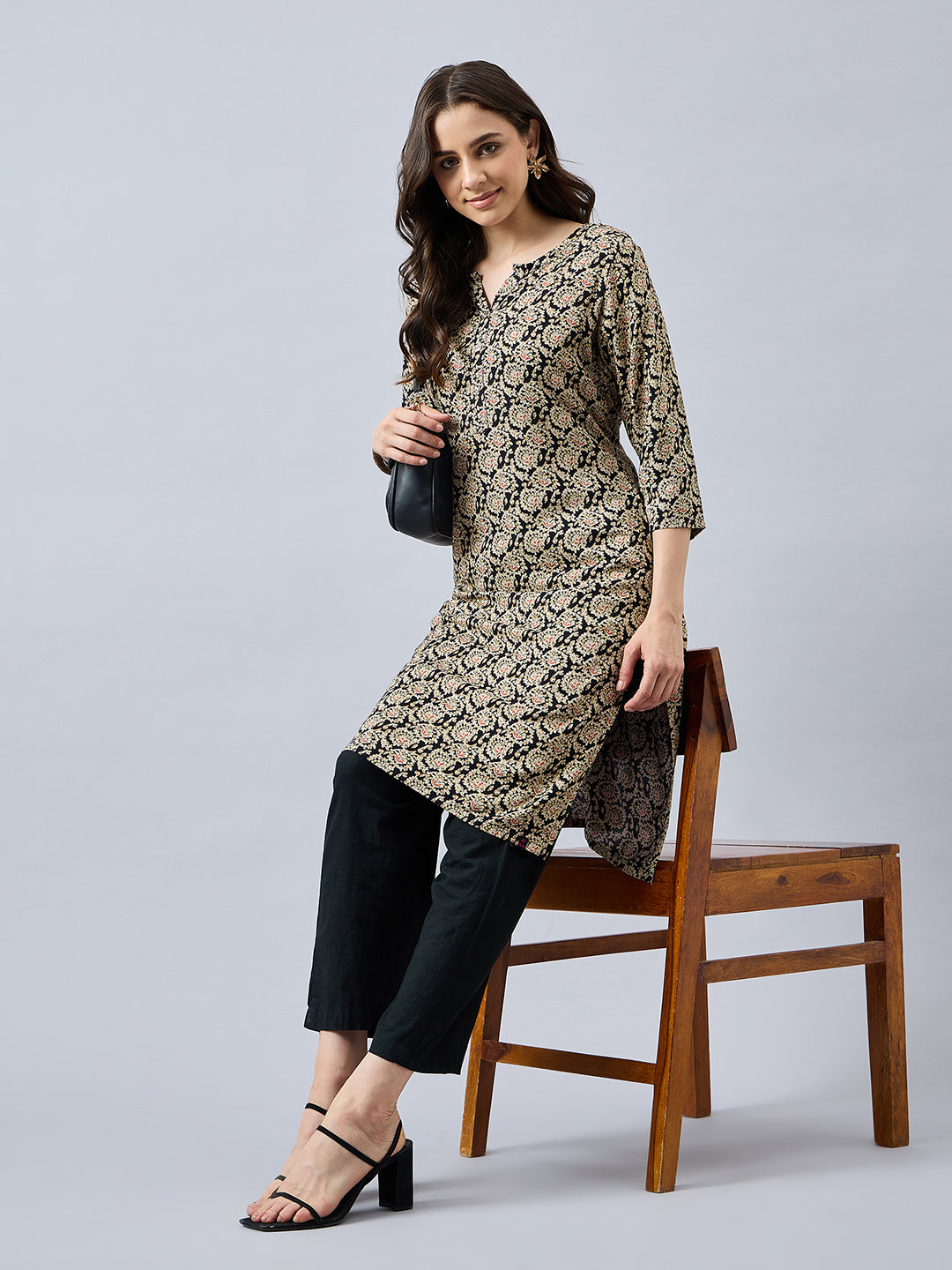 Women Floral Printed Round Neck Straight Kurta